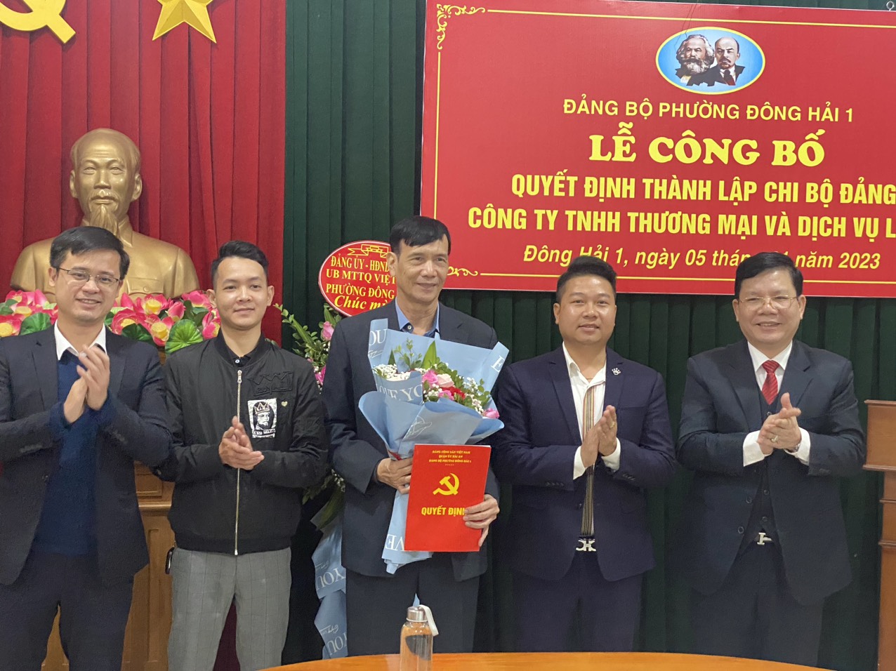 Trao Quyết định và tặng hoa chúc mừng Chi bộ Công ty TNHH Thương mại và Dịch vụ Lê Xi.